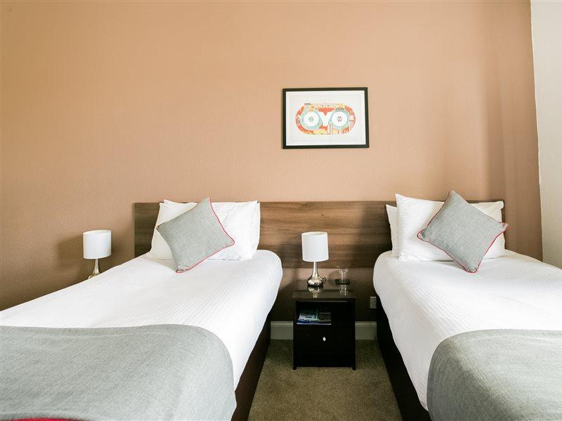 Corner Hotel Карнусти Екстериор снимка