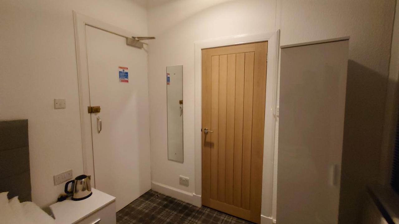 Corner Hotel Карнусти Екстериор снимка