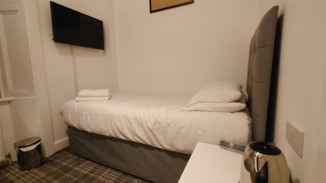 Corner Hotel Карнусти Екстериор снимка