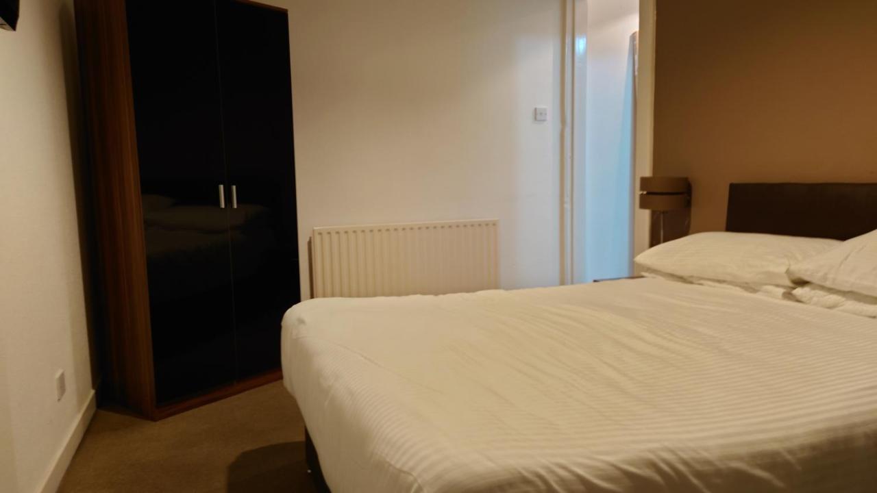 Corner Hotel Карнусти Екстериор снимка