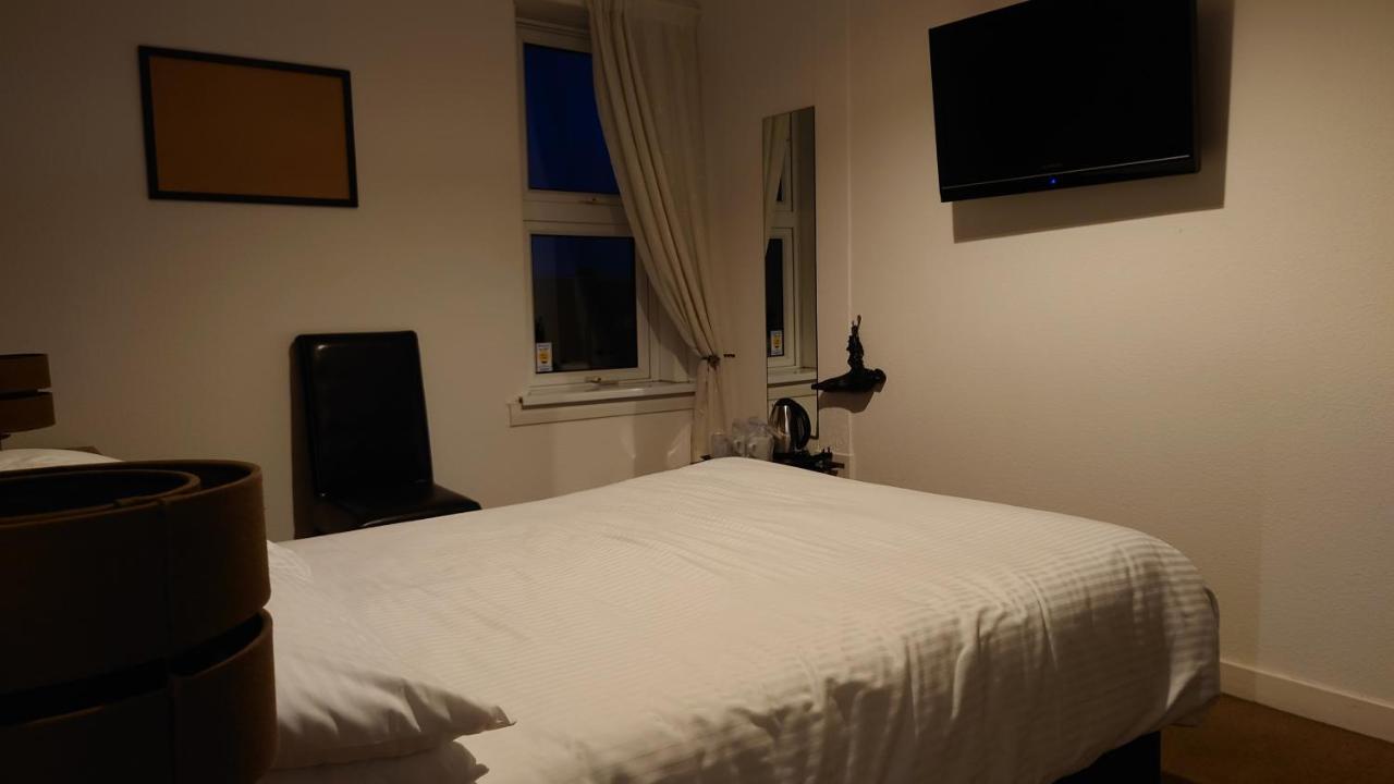 Corner Hotel Карнусти Екстериор снимка