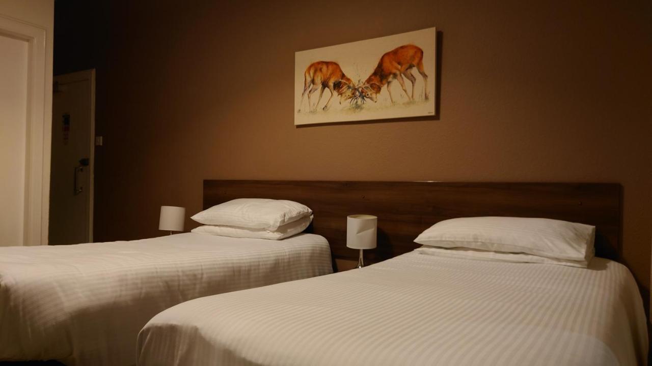 Corner Hotel Карнусти Екстериор снимка